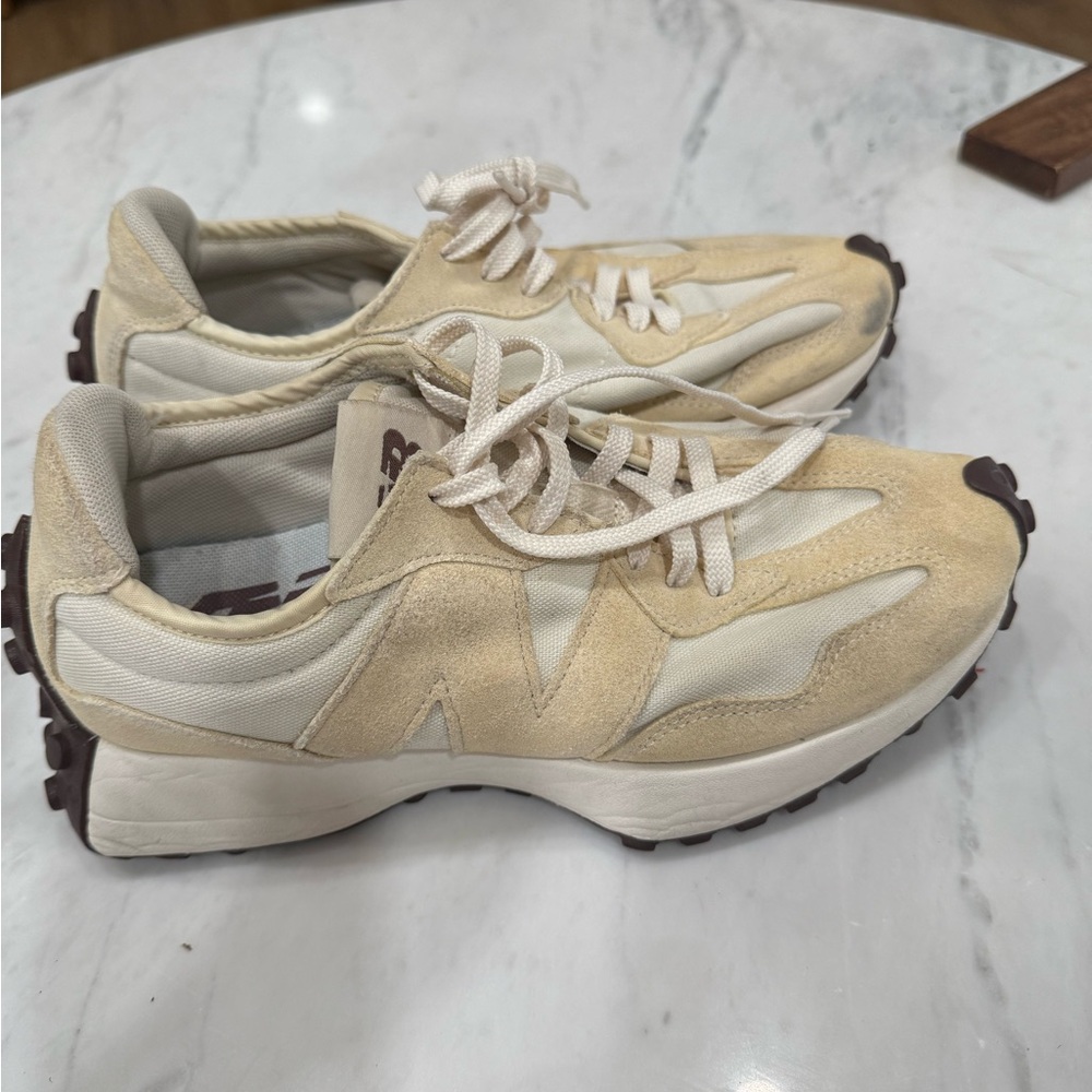 New Balance 327 Women's Cream Sneakers. Size 7.5 - Picture 2 of 3